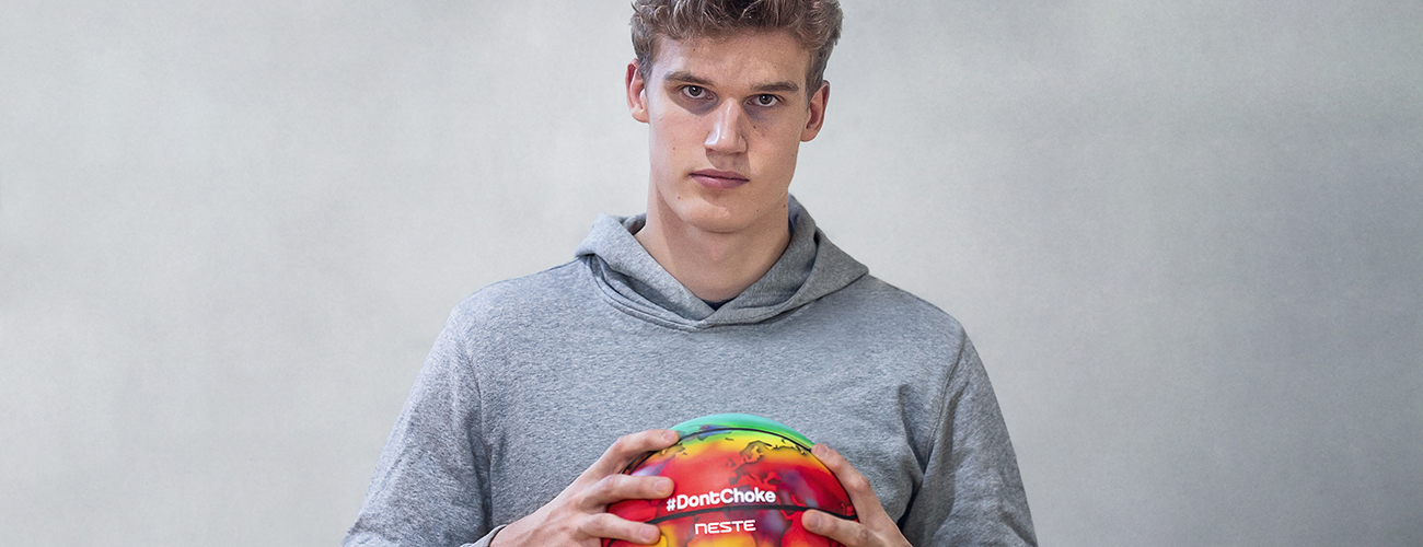 Lauri Markkanen and Neste collaboration to raise climate change awareness with the campaign called #DontChoke in Neste's Journey to Zero initiative